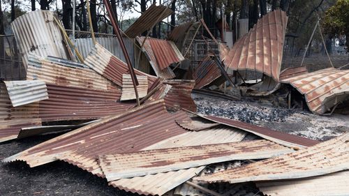 Propriedade danificada por incêndio perto de Longwood, Austrália.