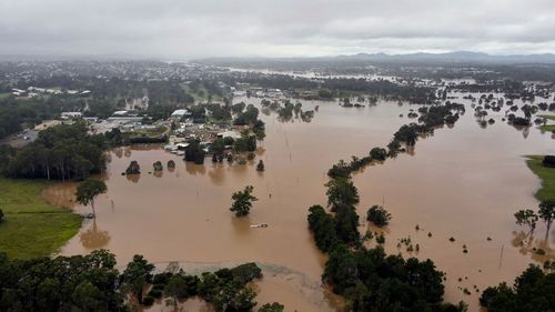 l'eau inonde des terrains et des bâtiments près de Gympie