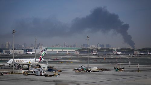 Una colonna di fumo causata da un attacco iraniano vicino all'aeroporto internazionale di Dubai dopo la sua chiusura domenica. 