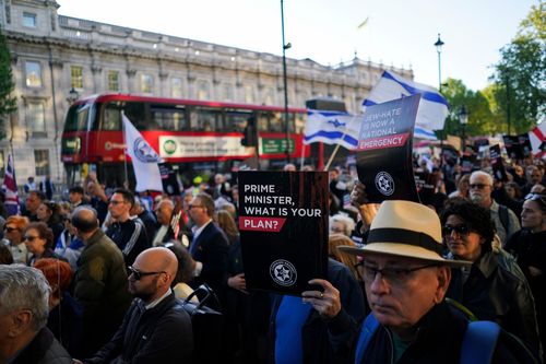 Manifestantes se reúnem perto de Downing Street durante um comício de 'emergência nacional' da Campanha Contra o Antissemitismo após o ataque com faca Golders Green em Londres, quinta-feira, 30 de abril de 2026. (AP Photo / Alberto Pezzali)