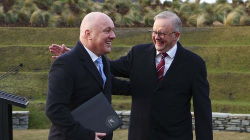 O primeiro -ministro da Nova Zelândia, Christopher Luxon, e o primeiro -ministro da Austrália, Anthony Albanese, após a conferência de imprensa Taramea em 9 de agosto de 2025 em Queenstown, Nova Zelândia.