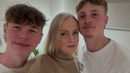 Levi, retratado com sua mãe Norliah Syer-Peterson e o irmão mais velho Zac.