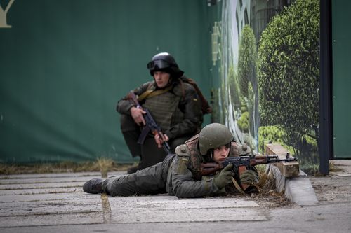 Ukrainian soldiers take positions in downtown Kyiv, Ukraine, Friday, Feb. 25, 2022.