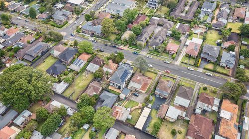 Sobborghi residenziali di West Ryde della città di Ryde, strade locali e villaggi dello shopping in vista aerea dall'alto verso il basso senza vista del cielo.