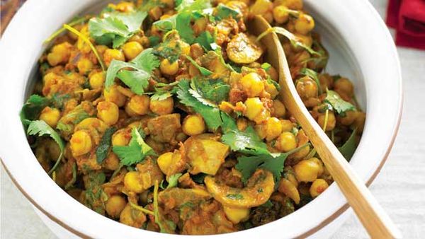 Chickpea, mushroom and spinach curry
