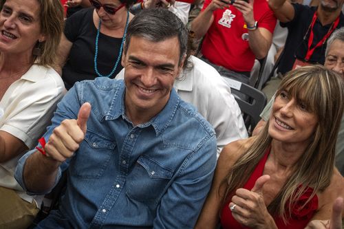 Spain's Prime Minister Pedro Sanchez next to his wife Begona Gomez, gives a thumb up during a campaign closing meeting in Madrid, Spain, Friday, July 21, 2023. 