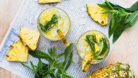 Pineapple and mint mojitos