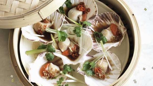 Steamed scallops with ginger and soy