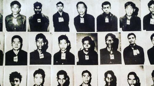 S-21'deki mahkumların fotoğrafları ve belgeleri.