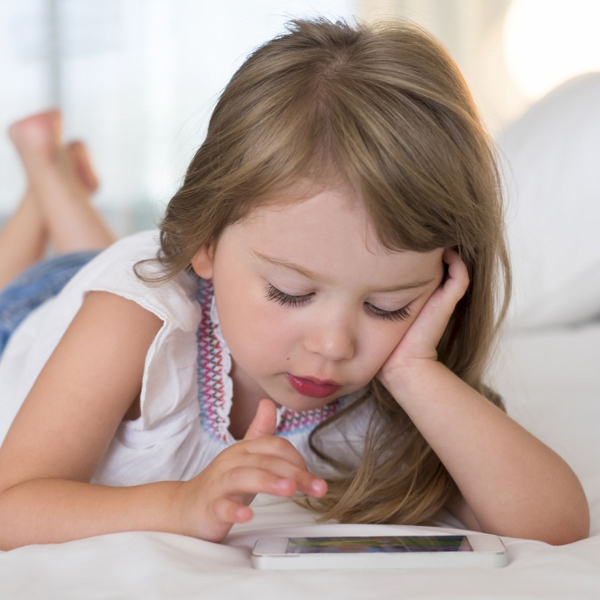 Doctors say using smartphones can make your kids cross-eyed