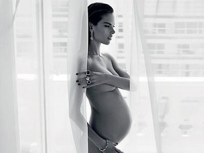 <p> Model <strong>Alessandra Ambrosio</strong> poses nude and pregnant in a 2012 advertisement for Brazilian jewellery company Vivara.</p>