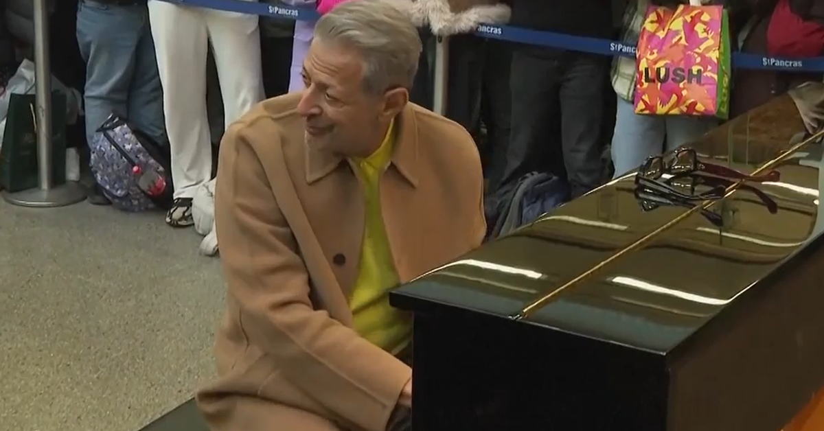 Jeff Goldblum shocks London commuters with a surprise train station performance