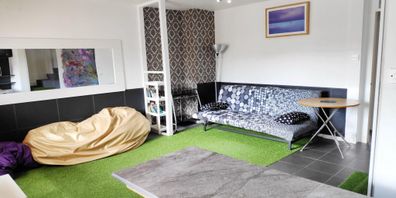 Wornington Rd, Ladbrooke Grove rental astroturf instead of carpet