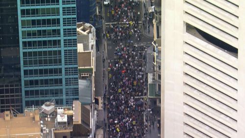 Les manifestants remplissent le CBD de Sydney pour protester contre les mandats de vaccination.