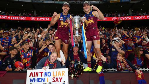 Melbourne, Austrália - 27 de setembro: Kai Lohmann e Will Ashcroft, do Lions, celebram com o troféu depois de vencer a partida da Grande Final da AFL entre os gatos de Geelong e o Brisbane Lions no Melbourne Cricket Ground em 27 de setembro de 2025 em Melbourne, Austrália. (Foto de Daniel Pockett/AFL Fotos/Via Getty Images)