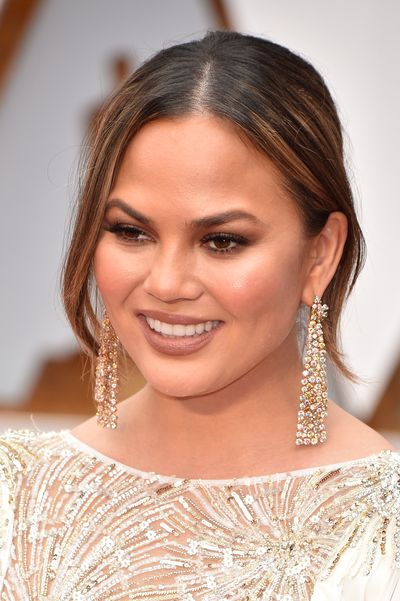 Chrissy Teigen opted for a bronze eye and a matte nude lip.
