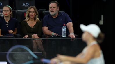 Russell Crowe regarde le match final des célibataires de l'Open d'Australie entre Ashleigh Barty d'Australie et Danielle Collins des États-Unis