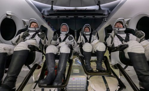 O cosmonauta da Roscosmos Oleg Platonov, à esquerda, os astronautas da NASA Mike Fincke, Zena Cardman e o astronauta da JAXA (Agência de Exploração Aeroespacial do Japão) Kimiya Yui são vistos dentro da espaçonave SpaceX Dragon Endeavour