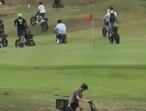Uma gangue de adolescentes em bicicletas elétricas foi flagrada brincando pelas ruas e até mesmo por um clube de golfe nas praias do norte de Sydney, gerando temores de que seja apenas uma questão de tempo até que haja outra morte.