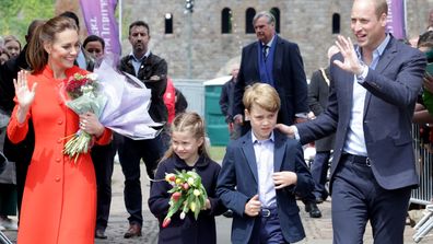 Catherine, Ducesa de Cambridge, Prințesa Charlotte de Cambridge, Prințul George de Cambridge și Prințul William, Ducele de Cambridge, în timpul unei vizite la Castelul Cardiff, unde se vor întâlni cu artiștii și echipajul care participă la o sărbătoare specială de gală care are loc pe incinta castelului. pe 04 iunie 2022 în Cardiff, Țara Galilor. 