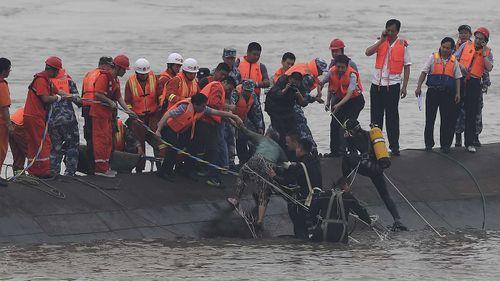 Hundreds missing after Chinese cruise ship capsized