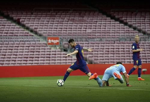 Lionel Messia passes Las Palmas goalkeeper Leandro Chichizola. (AP)