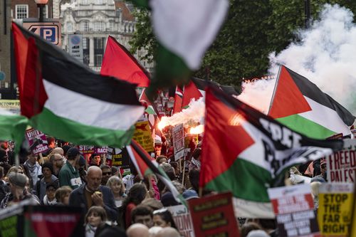 LONDRA, INGHILTERRA - 15 MAGGIO: le persone prendono parte alla 78a marcia per l'anniversario della Nakba il 16 maggio 2026 a Londra, Inghilterra. Oggi è il 78° anniversario della Nakba, che chiede la fine del sostegno britannico a Israele. La polizia metropolitana ha imposto le condizioni della legge sull’ordine pubblico, limitando la protesta a Pall Mall per separarla da una concomitante manifestazione di estrema destra a Whitehall. (Foto di Brook Mitchell/Getty Images)