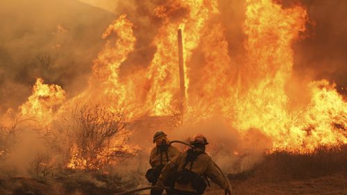 Firefighters Bell Canyon Fire em Hasley Canyon, Califórnia