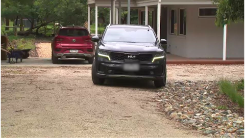 La femme au centre d'un déjeuner aux champignons dans la région de Victoria qui a entraîné la mort de trois personnes est chassée de chez elle par des détectives des homicides.