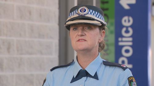 A polícia foi informada de que um homem de 47 anos que dirigia uma van havia parado para ajudar.