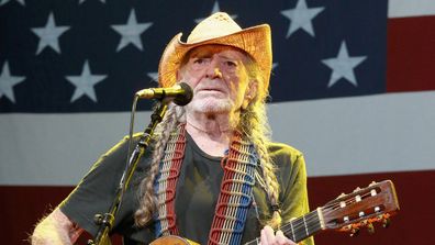 Willie Nelson, concert, on stage, singing