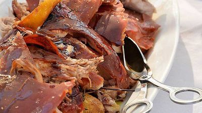 <a href="http://kitchen.nine.com.au/2016/05/05/09/56/small-whole-slowroasted-suckling-pig" target="_top">Small whole slow-roasted suckling pig</a> recipe
