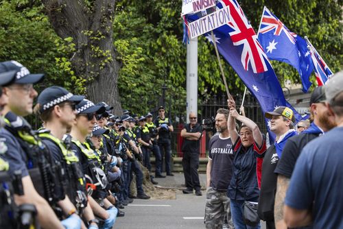 Manifestantes no comício da Marcha pela Austrália em Melbourne. Fotografia de Paul Jeffers The Age NEWS 19 de outubro de 2025