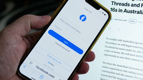 Fotografia de uma tela de login do Facebook e da nova política Meta em Sydney, Austrália, quinta-feira, 20 de novembro de 2025.