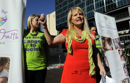 Ms Anderson addresses a crowd of supporters outside the Supreme Court in Brisbane in 2014. (AAP)