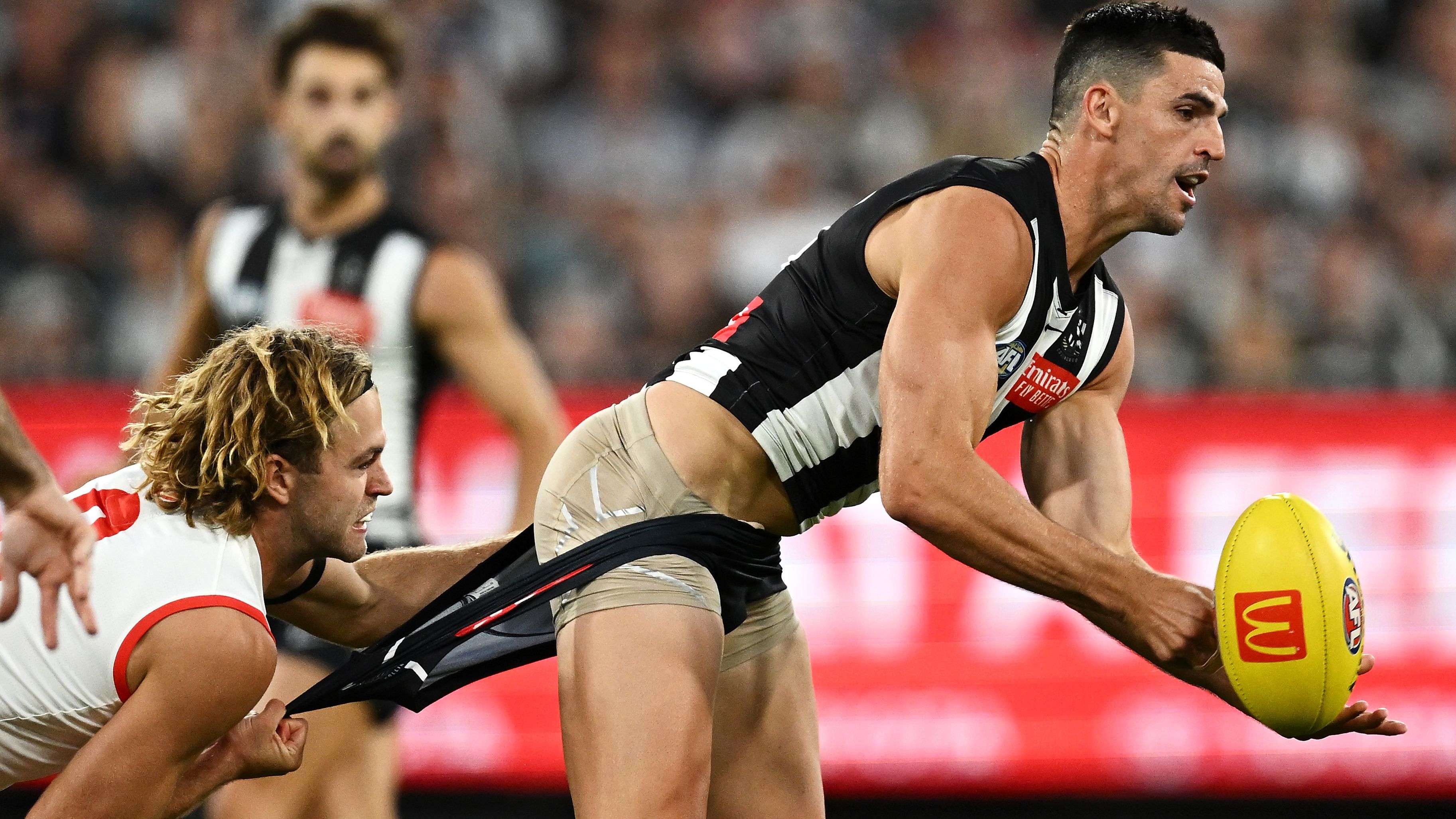 Scott Pendlebury of the Magpies is tackled by James Rowbottom of the Swans.