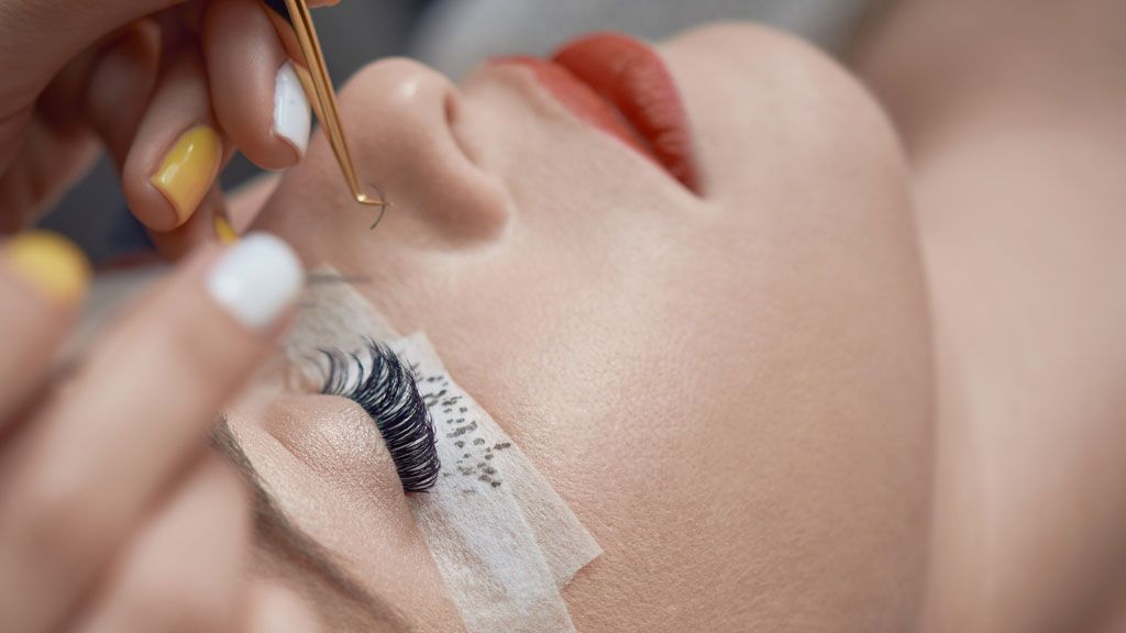 Eyelash extension glue allergic reaction leaves woman with severe swelling