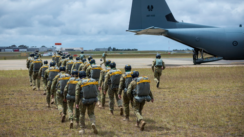 FOTO DI FILE - I soldati delle forze speciali dell'esercito australiano si preparano a salire a bordo di un aereo C-130 Hercules della Royal Australian Air Force presso la Australian Defence Force Parachuting School dell'HMAS Albatross.