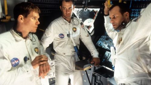 Kevin Bacon, Tom Hanks ve Bill Paxton, 1995 yılında 'Apollo 13' filminden bir sahnede görüntüleniyor.