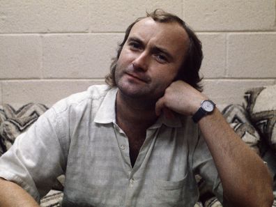 Phil Collins memainkan drum