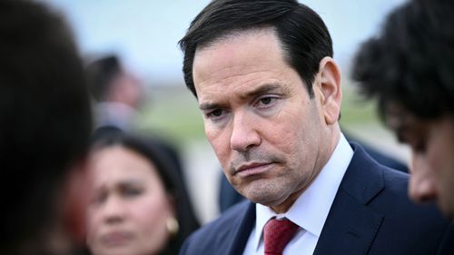 Il Segretario di Stato americano Marco Rubio guarda mentre parla alla stampa a seguito di un incontro dei ministri degli Esteri del G7 con i paesi partner all'aeroporto Bourget di Le Bourget, fuori Parigi, venerdì 27 marzo 2026. (Brendan Smialowski/Pool Photo via AP)