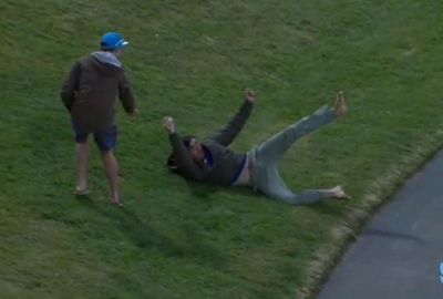<b>A cricket fan in New Zealand has taken one of the best crowd catches we’ve ever seen to win NZ$5000 ($4491) after his brother in-law smashed a six.</b><br/><br/>A barefoot Andrew McCullouch slipped as he charged down the hill at Hamilton’s Seddon Park to take the catch but managed to hang on to the ball centimetres above the ground with his right hand.<br/><br/>Click through to see McCullouch's miracle grab and its rivals for the tag of best crowd catch.