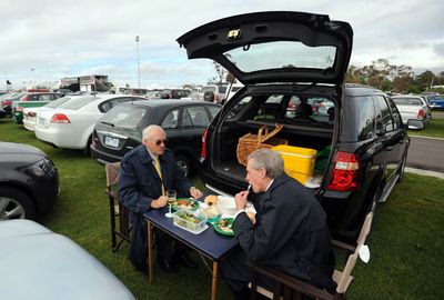 Many racegoers enjoy their breakfast in  the Flemington car park. (AAP)