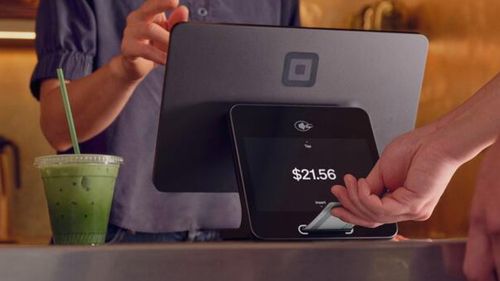A Square fabrica muitos sistemas de terminais de pagamento que são usados ​​para pagamentos com cartão tap and go.