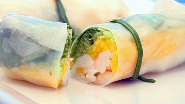 Rice paper rolls with blue swimmer crab & mango