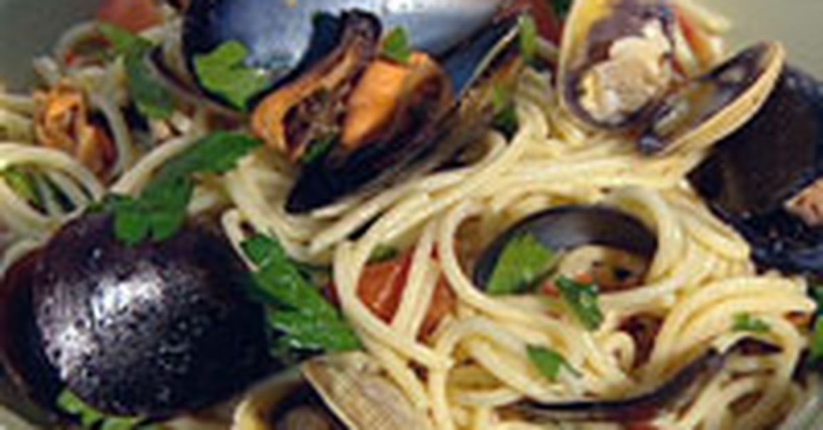Spaghetti with mussels & clams - 9Kitchen