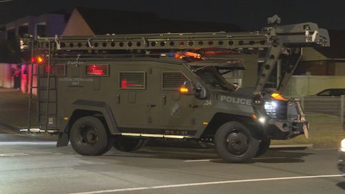 Havia uma forte presença policial na rua.
