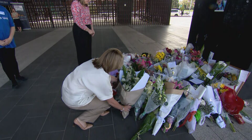 Jacinta Allan deixou um buquê no local.