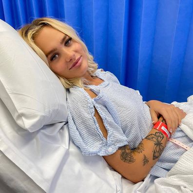 Niamh Anaya in hospital before undergoing surgery for endometriosis.