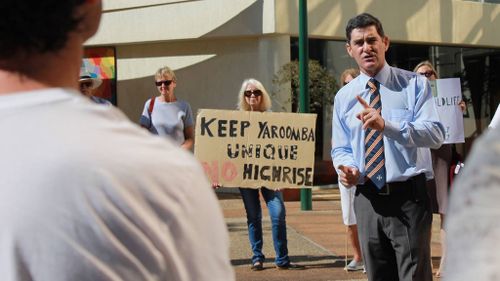 Peter Wellington addresses residents outside Nambour Council Chambers. (Twitter)